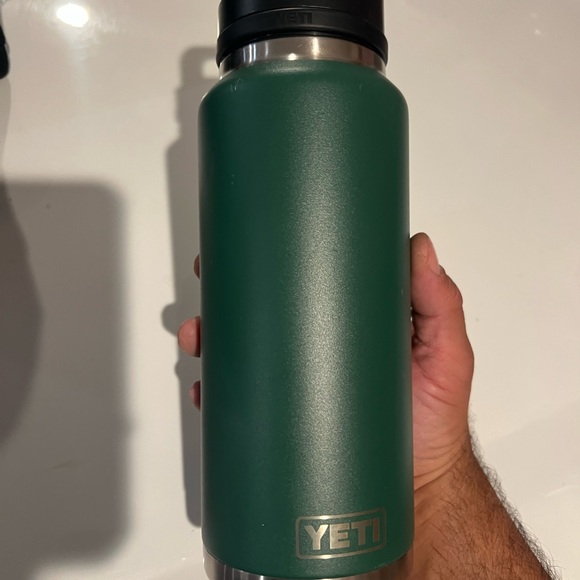 Yeti Large Water bottle - Picture 7 of 11